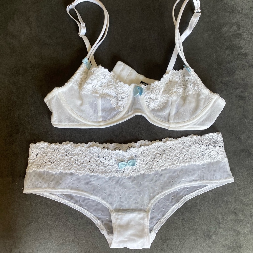 Adore Me unlined bra in a 34B